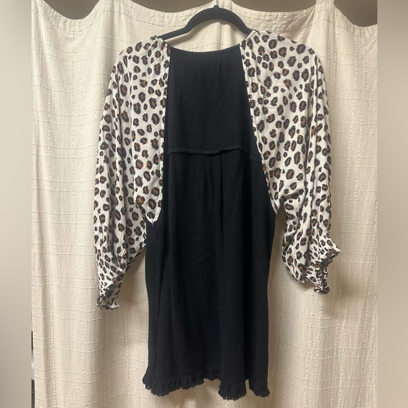 UMGEE small black and animal cheetah leopard print bell sleeve top - Picture 2 of 3